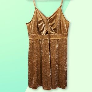 Slip dress w keyhole cutout